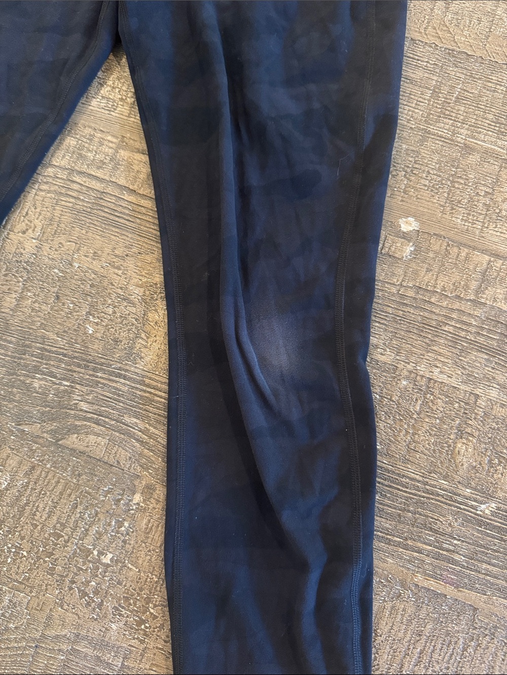 Vuori daily form leggings in black camo. - Picture 3 of 7